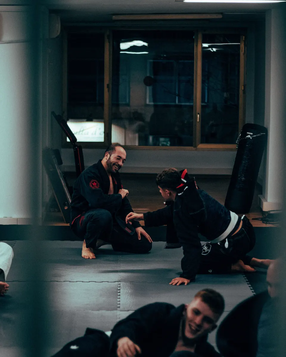 Dos practicantes de jiu-jitsu entrenando con kimono en el tatami
